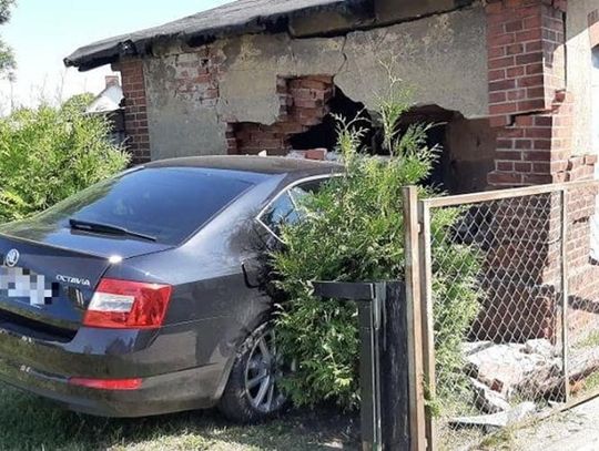 Zjechał z drogi i uderzył w budynek. Uszkodzona została ściana nośna