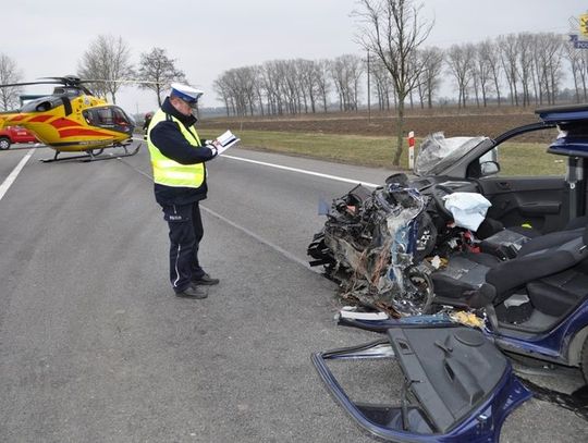 Zjechał z drogi i uderzył w ciężarową Scanię.