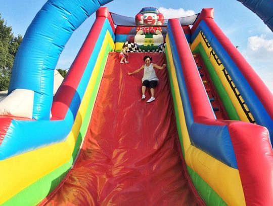 Zjeżdżalnie dmuchane – atrakcja na Pierwszą Komunię