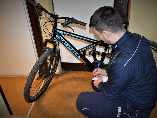 Złodziej jechał na skradzionym z parkingu rowerze. Został już zatrzymany... 