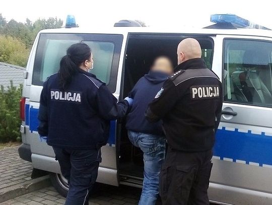 Złodziej żeliwnych włazów w rękach policjantów