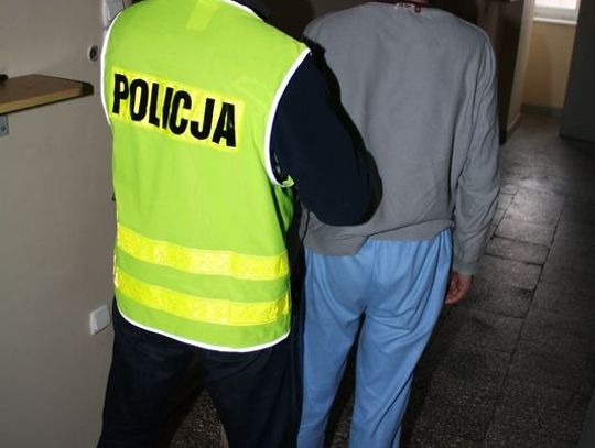 Złodziejaszek siedział w domu gdy odwiedzili go policjanci