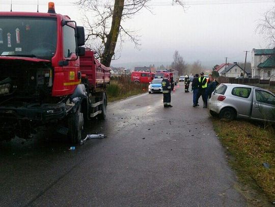 Zmiażdżona Toyota po zderzeniu z ciężarówką