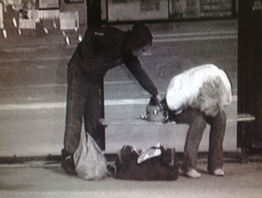 Zmonitorowani nocą - zakapturzony nastolatek 