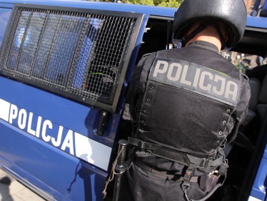 Zmuszał siłą policjantów, a potem chciał im "dać w rękę"