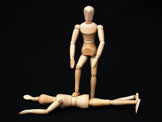 Znęcali się nad pracownikiem i zostaną ukarani, grozi im do 5 lat