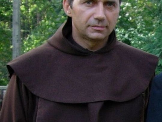 Znicze i wieńce na grobach bliskich są wyrazem pamięci o nich