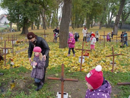 Znicze na zapomnianych mogiłach
