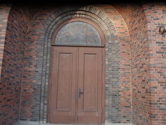 Znieważali i niszczyli kościół