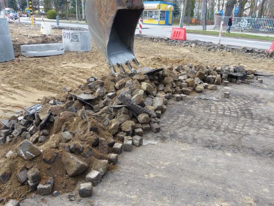 Znikający bruk-widmo. Co się stanie z kostką z ronda?