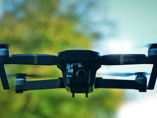 Zniszczył drona rękawiczką, bo latał nad jego głową.