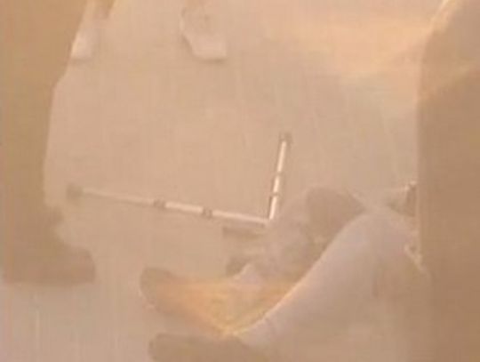 Zobaczył leżącą na chodniku osobę