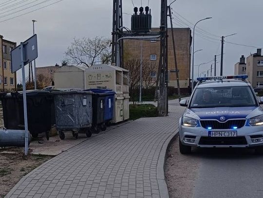 Zobaczył patrol i spanikował. Skończył na znaku drogowym