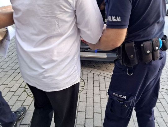 Został zaatakowany gazem i pobity podczas zbierania jagód w lesie