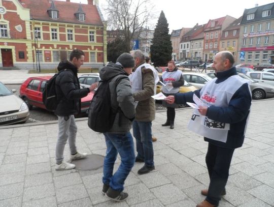 Związkowcy protestują przeciwko polityce rządu. Akcja ulotkowa w mieście 