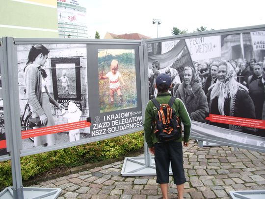 Zwiedzają i wysyłają zdjęcia