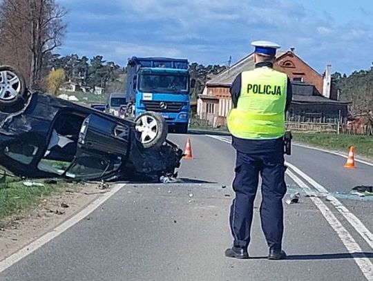 Zwierzę wbiegło pod koła, kierowca odbił i dachował