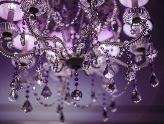 Żyrandole z kryształkami ? ponadczasowa elegancja w Twoim domu