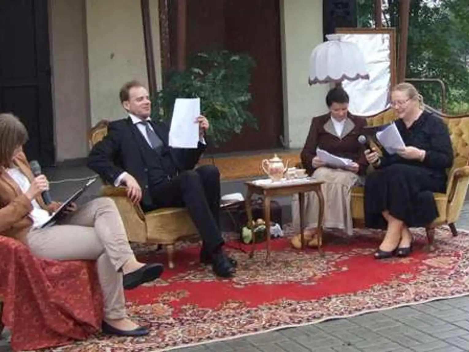 Czytali "Lalkę" Bolesława Prusa przed Świetlicą Miejską