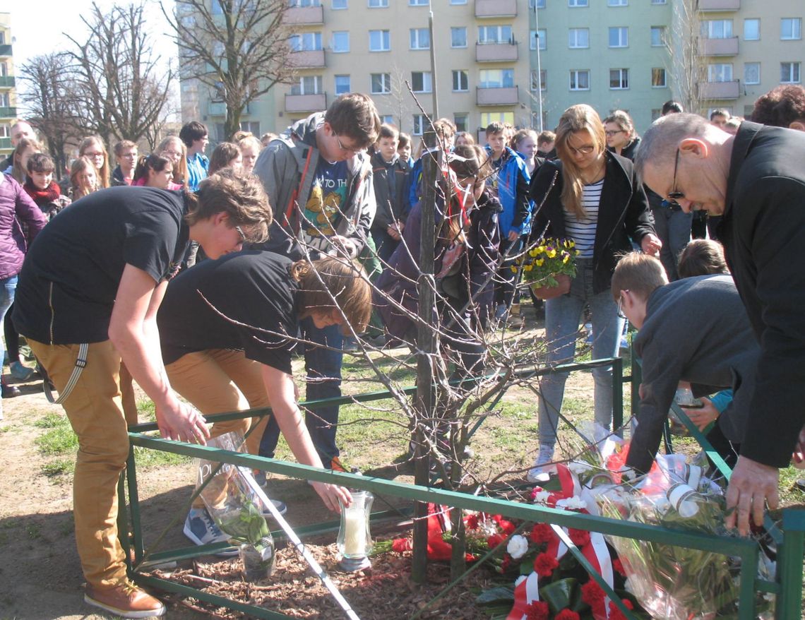 10.04.2010. PAMIĘTAMY. Mieszkańcy spotkali się pod Dębem Katyńskim
