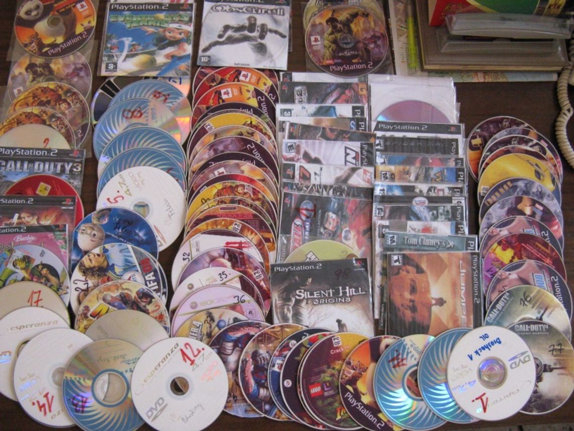 110 płyt z nielegalnymi programami 110 płyt z nielegalnymi programami