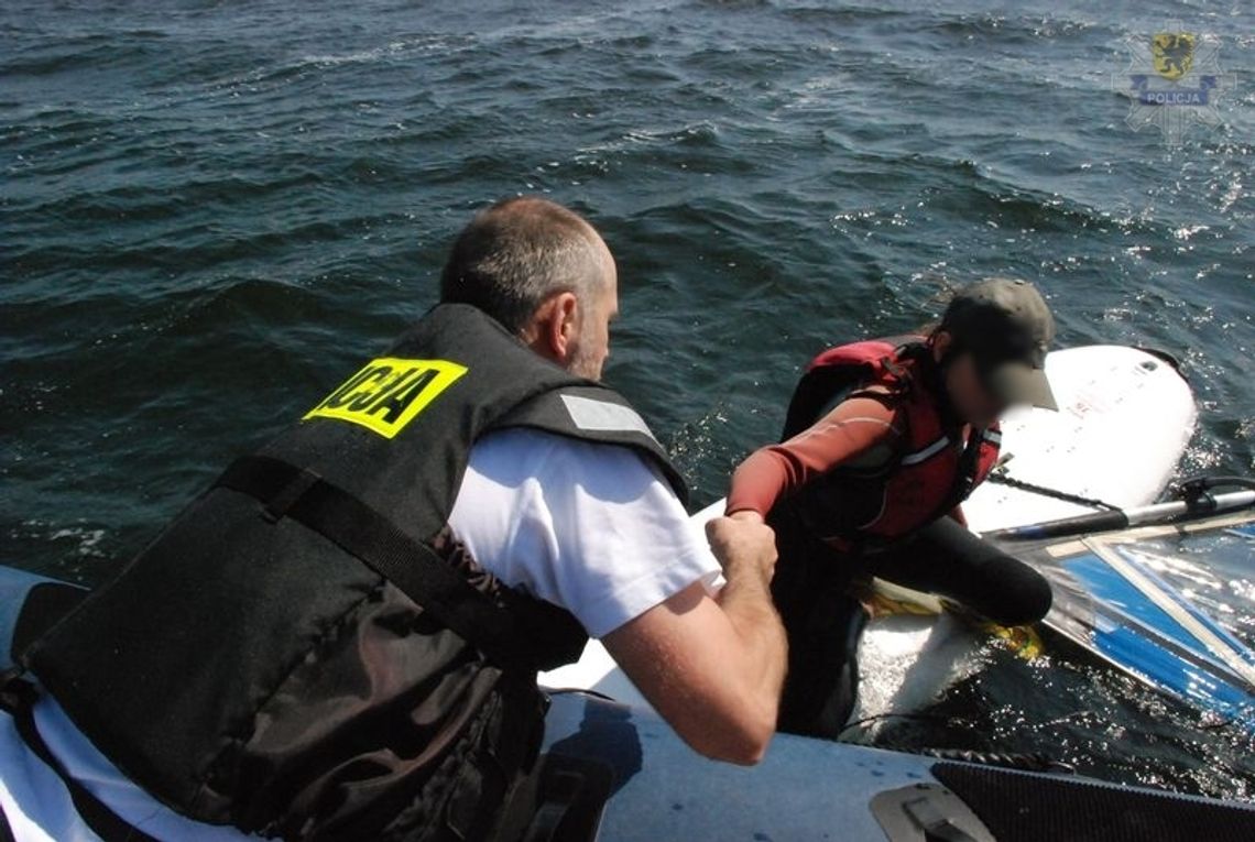 12-latka wpadła do wody z deski windsurfingowej. Ze względu na silny wiatr konieczna była interwencja policji.