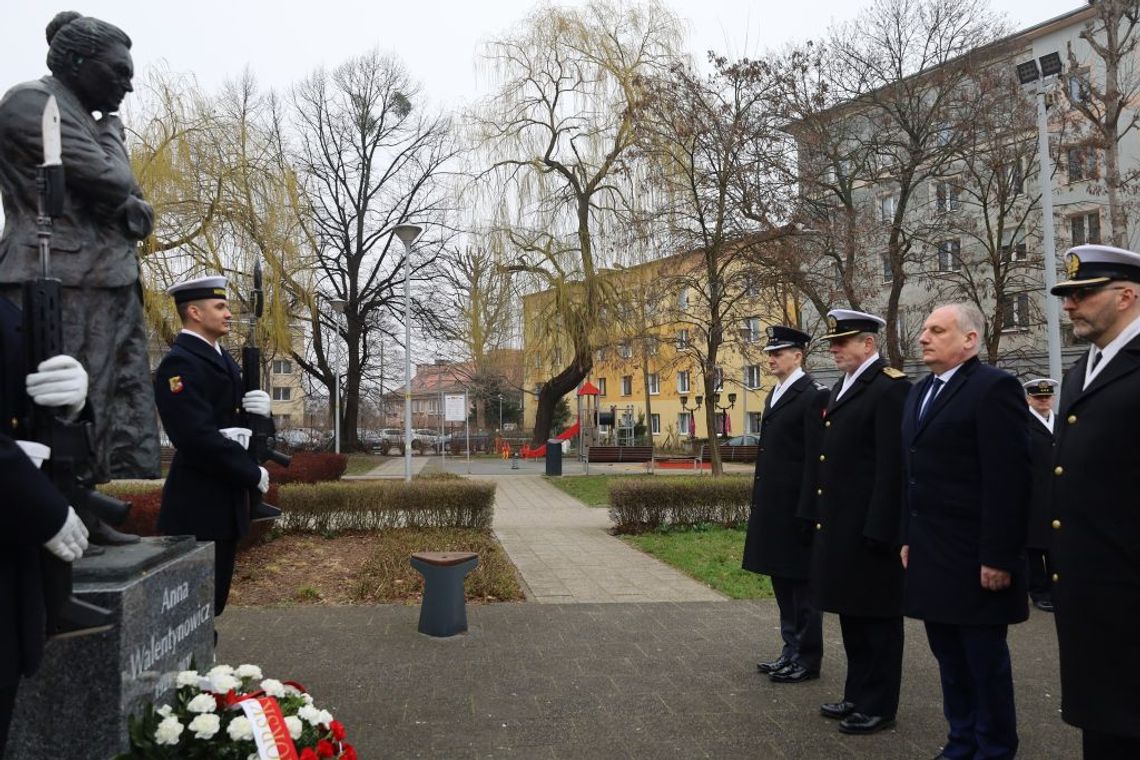 13. rocznica katastrofy smoleńskiej. Wojewoda Pomorski złożył wieńce na grobach ofiar