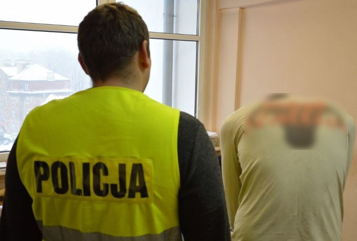 1,5 promila alkoholu we krwi i ucieczka po schodach przed policjantami. Wcześniej... forsował drzwi nogą 1,5 promila alkoholu we krwi i ucieczka po schodach przed policjantami. Wcześniej... forsował drzwi nogą