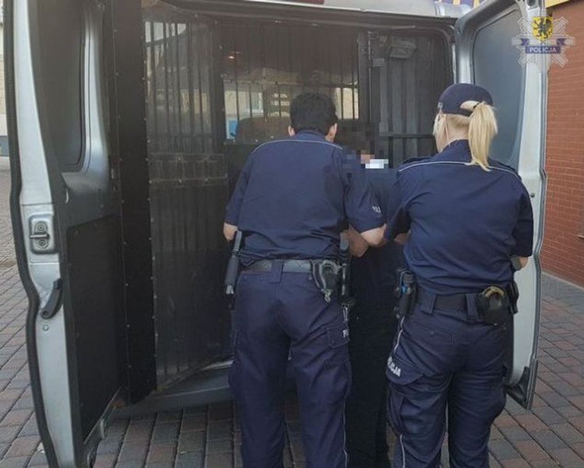 16-latka na targowisku ukradła torebkę oraz bieliznę. 16-latka na targowisku ukradła torebkę oraz bieliznę.