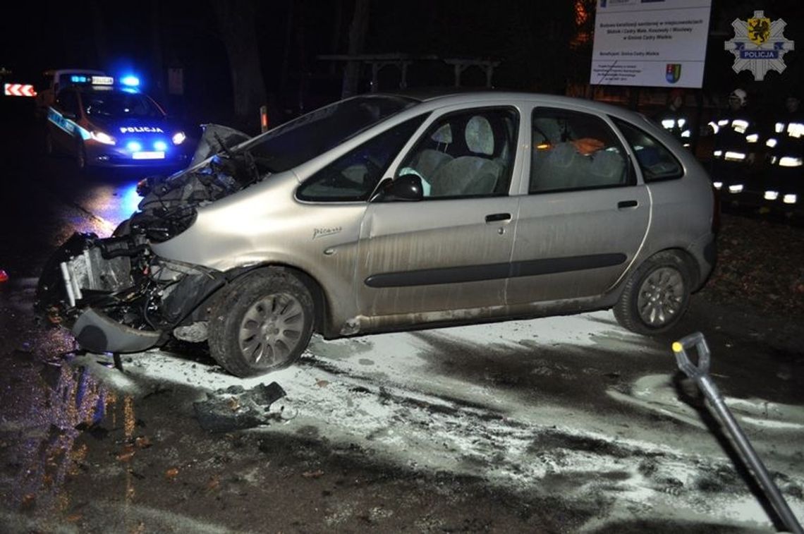 18-letni kierowca uderzył w drzewo 18-letni kierowca uderzył w drzewo