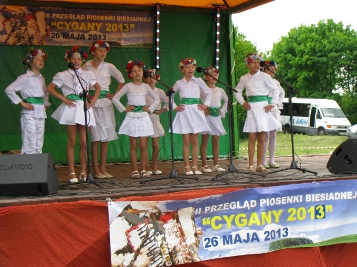 18 wykonawców na scenie 