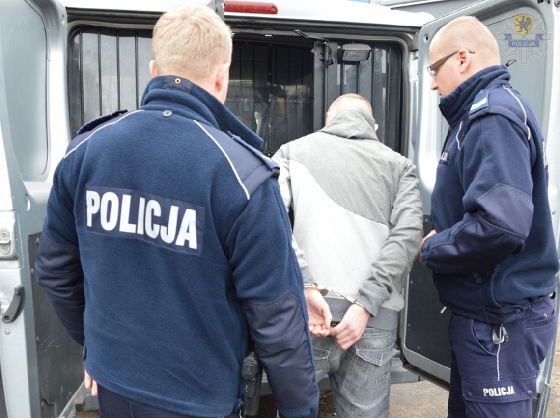 22-latek zaatakował paralizatorem policjantów 22-latek zaatakował paralizatorem policjantów