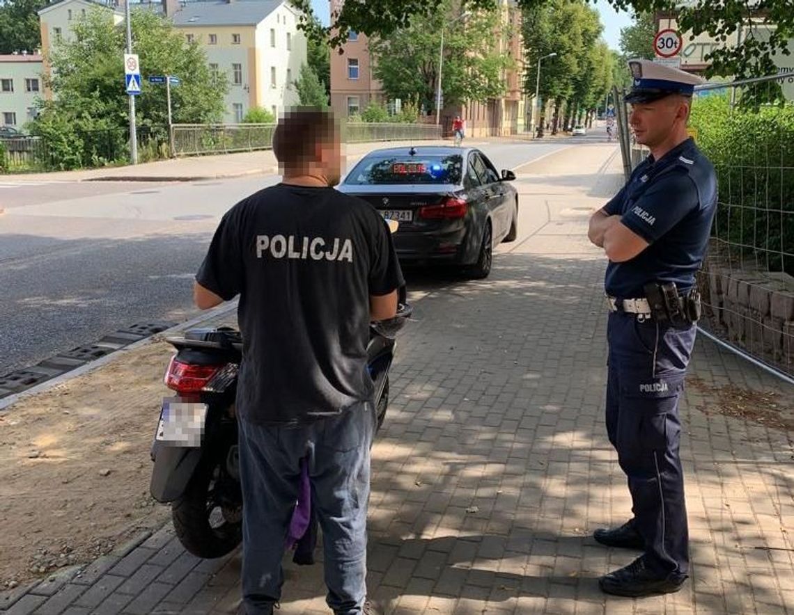 24-latek ubrany w koszulkę z napisem: „Policja” jechał motocyklem po chodniku