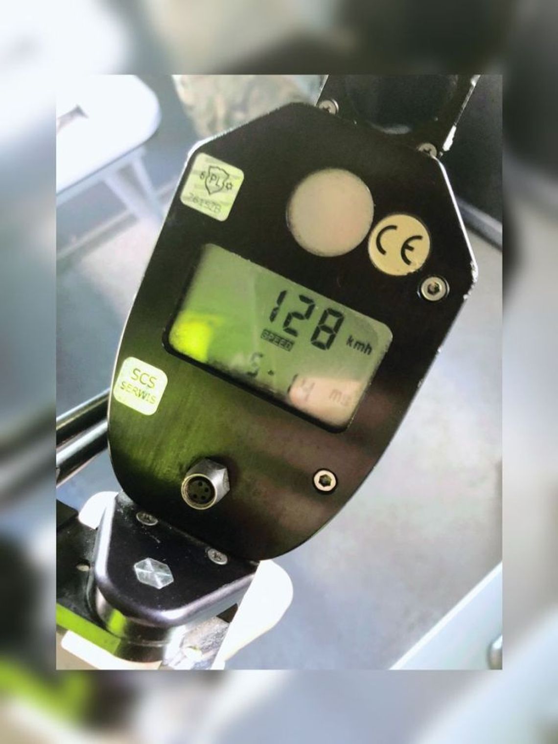 25-LATEK PRZEKROCZYŁ DOZWOLONĄ PRĘDKOŚĆ NA OBSZARZE ZABUDOWANYM O 78 KM/H. ODPOWIADAŁ W WARUNKACH RECYDYWY.