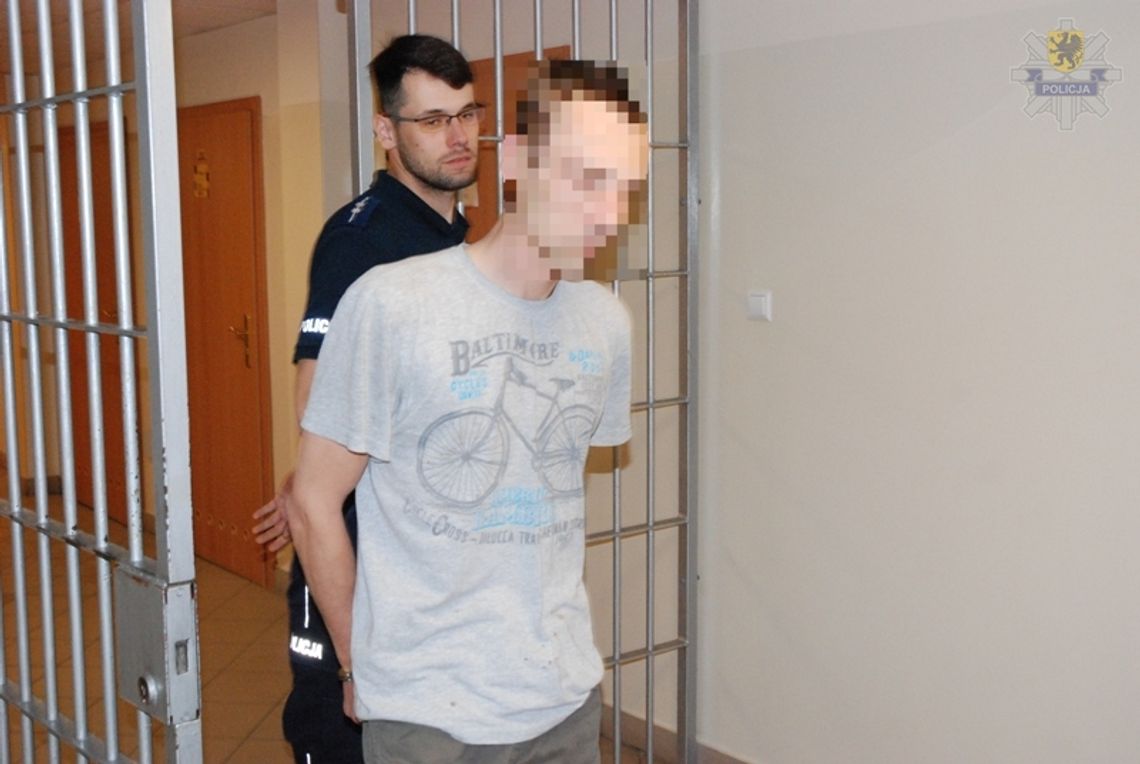 26 latek zaatakował siekierą. Ofiara dłonią zasłniła cios mierzony w głowę. 26 latek zaatakował siekierą. Ofiara dłonią zasłniła cios mierzony w głowę.