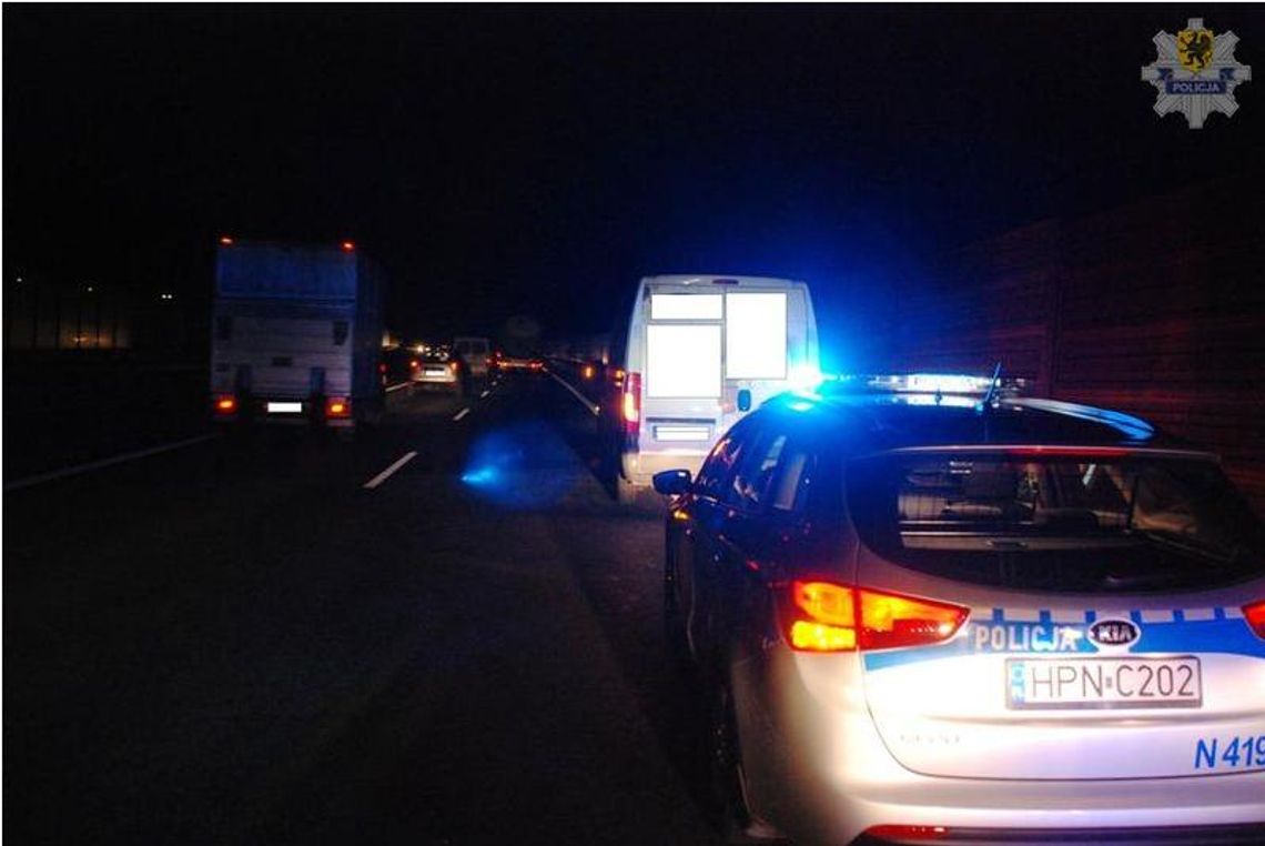 29-latek nie wyhamował i wjechał w tył peugeota. Jedna ranna osoba 29-latek nie wyhamował i wjechał w tył peugeota. Jedna ranna osoba