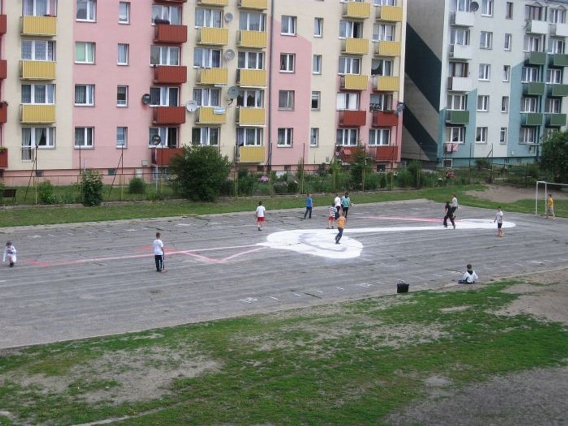 30-metrowy bocian na szkolnym boisku! 30-metrowy bocian na szkolnym boisku!