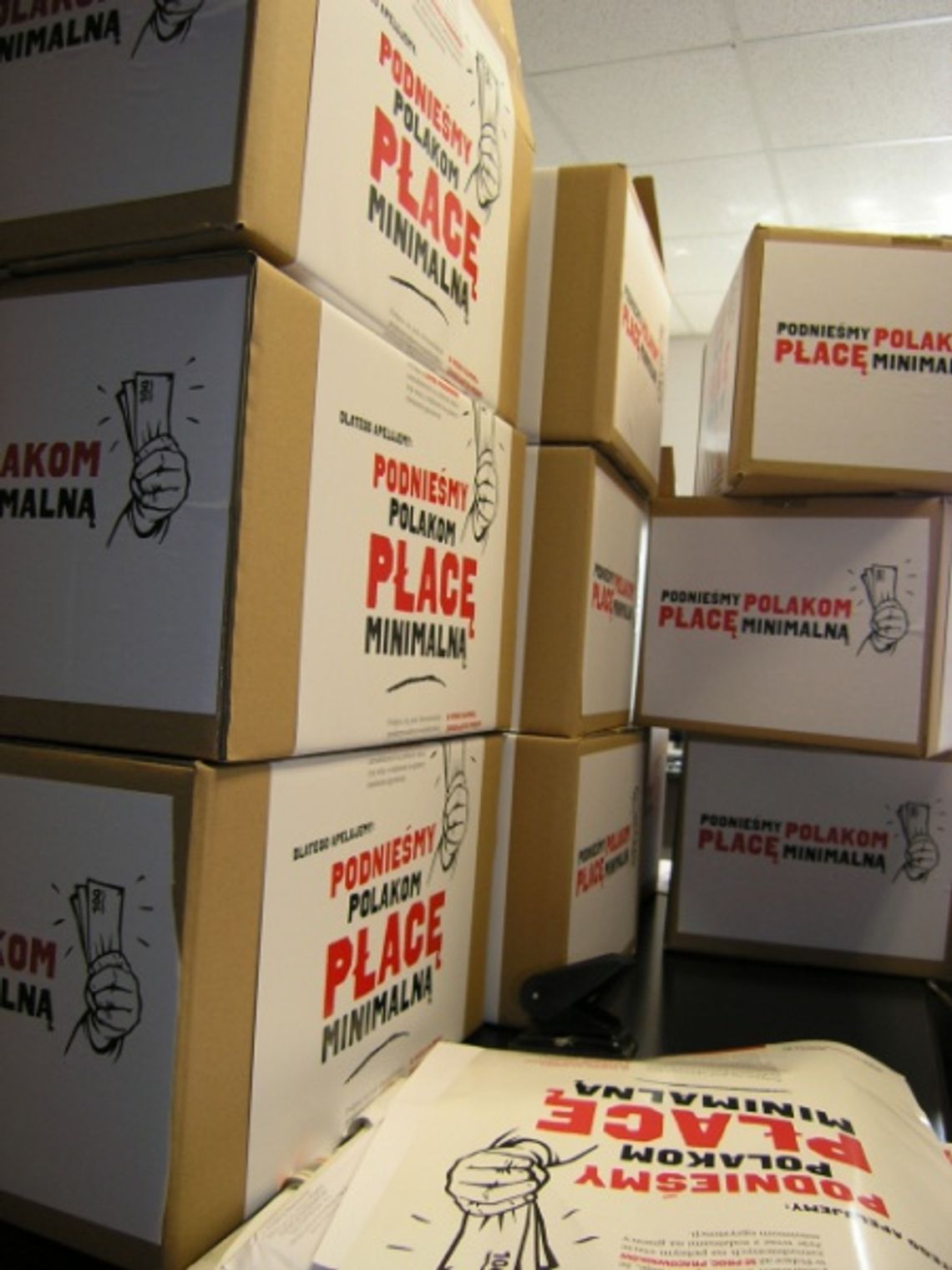 300 tys. podpisów za podwyżką płacy minimalnej 300 tys. podpisów za podwyżką płacy minimalnej