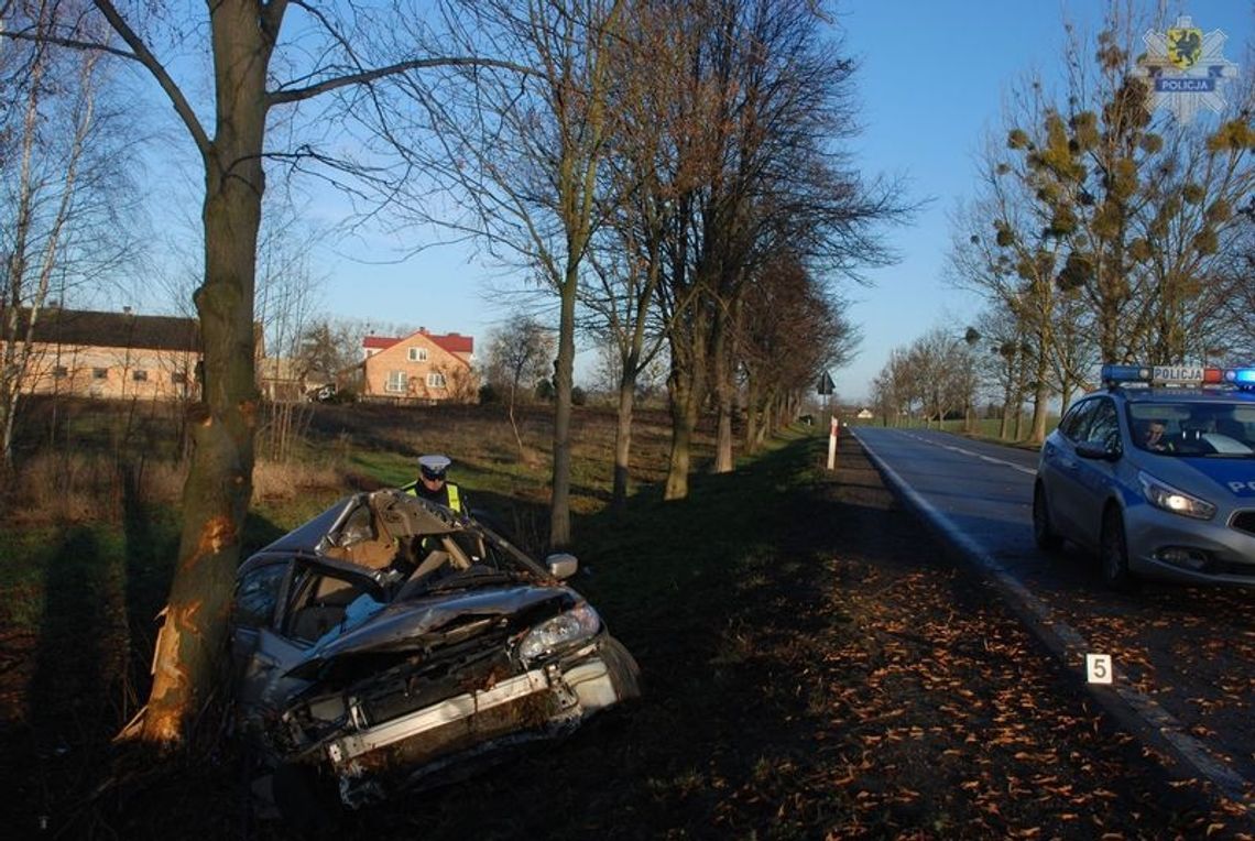 34-letnia kobieta uderzyła w drzewo