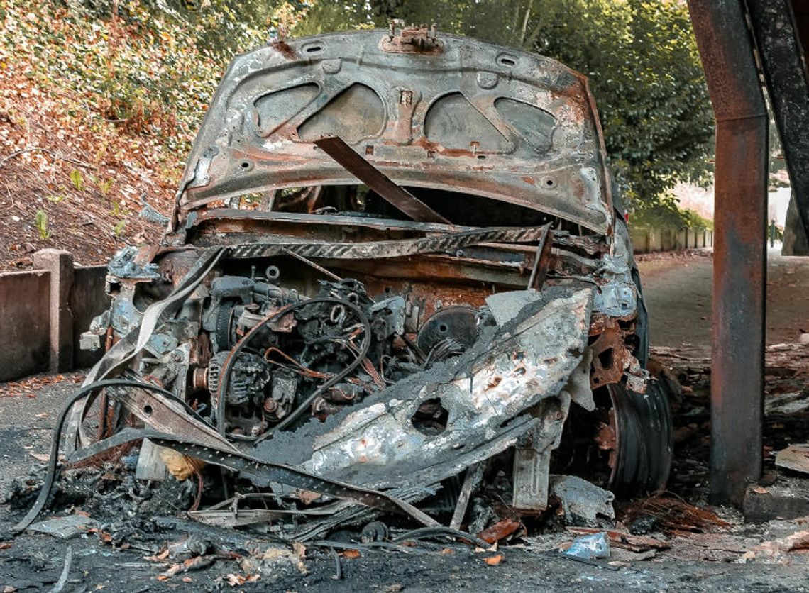 36-latek odpowie za podpalenie samochodu marki renault