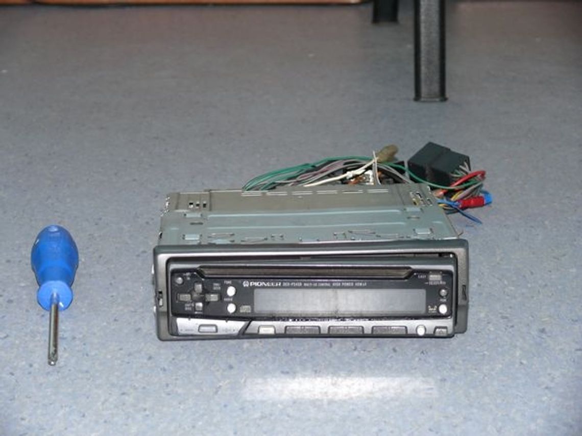 39-LATEK ODPOWIE ZA LICZNE WŁAMANIA DO POJAZDÓW 39-LATEK ODPOWIE ZA LICZNE WŁAMANIA DO POJAZDÓW