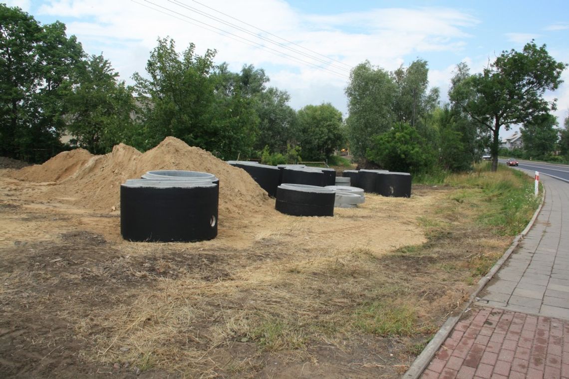 4 kilometry rur, koszt 1,6 mln zł. Trwa budowa kanalizacji 4 kilometry rur, koszt 1,6 mln zł. Trwa budowa kanalizacji