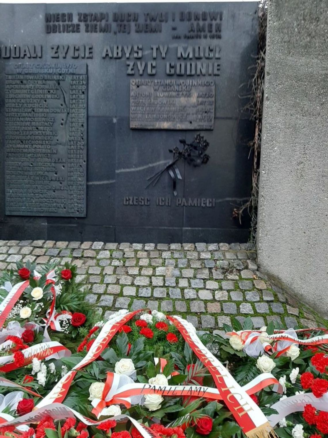 40 lat temu - zbrodnia. Dziś - kwiaty, wieńce i znicze ku pamięci ofiar represji stanu wojennego