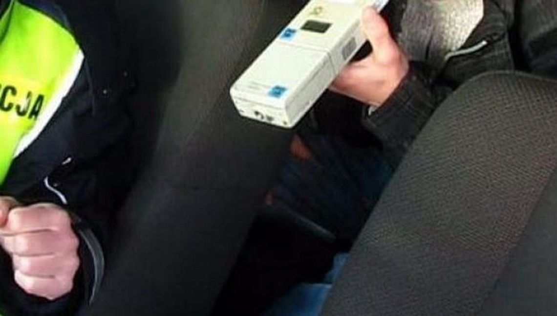 40-letni traktorzysta traktorzysta uciekał przed policją po polu. Miał prawie 3 promile alkoholu. 40-letni traktorzysta traktorzysta uciekał przed policją po polu. Miał prawie 3 promile alkoholu.