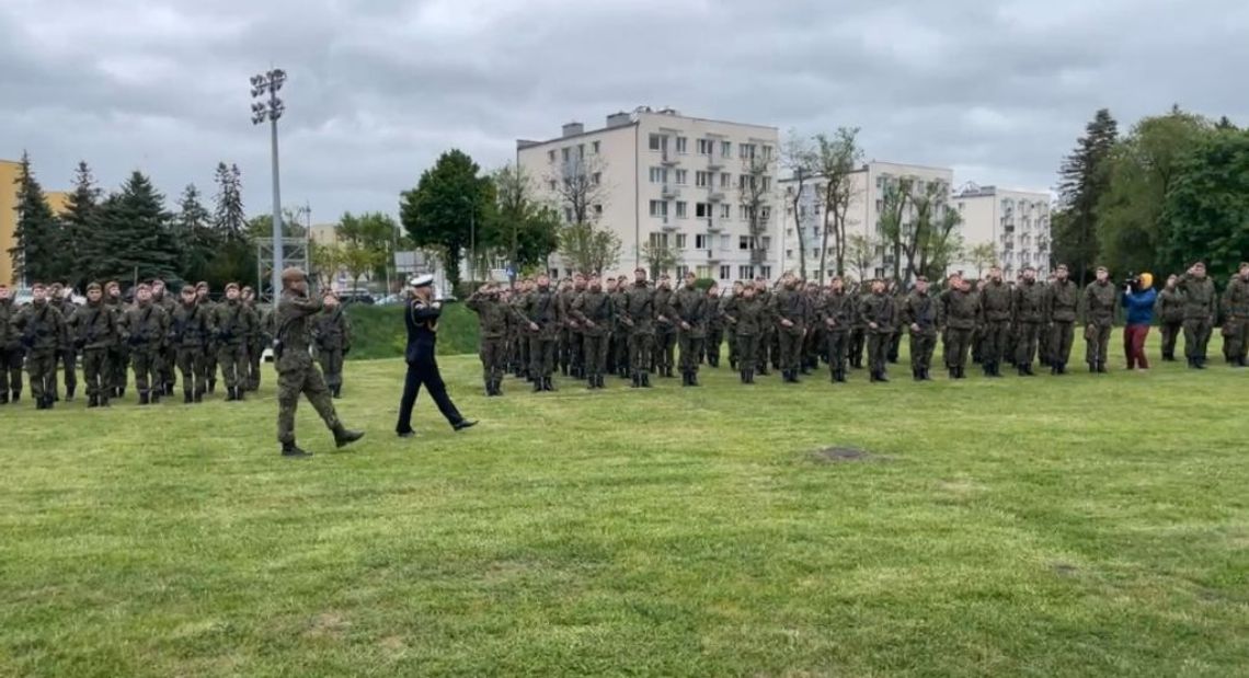 41 nowych terytorialsów złożyło przysięgę na malborskim przedzamczu [video]