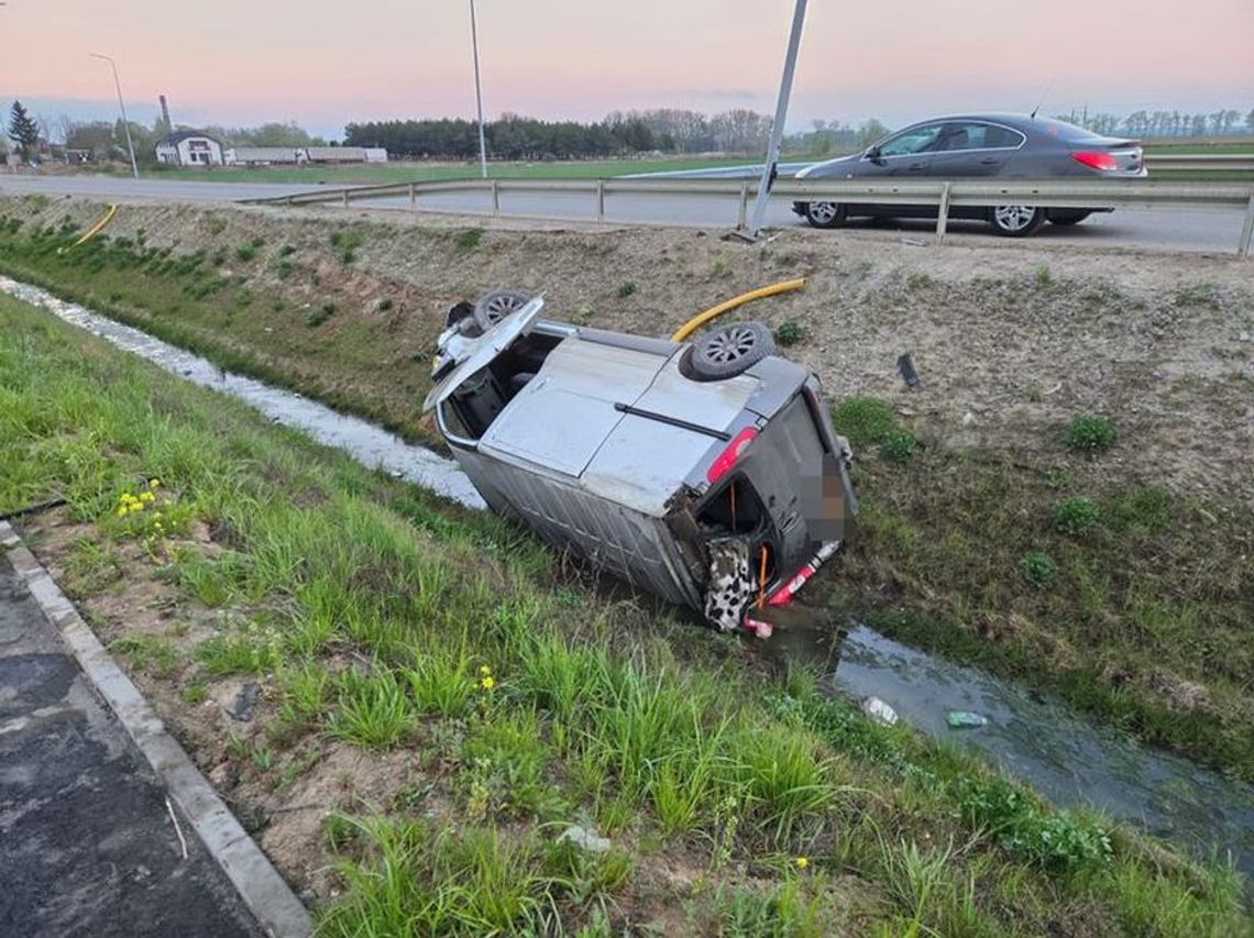 48-LATEK KIERUJĄC POD WPŁYWEM MARIHUANY DACHOWAŁ W PRZYDROŻNYM ROWIE