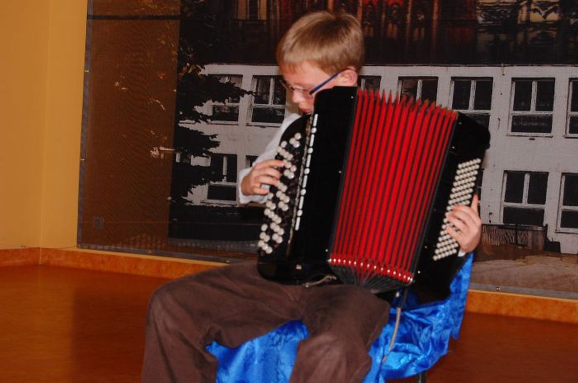 50 nagrodzonych uczniów w Gimnazjum nr 1 w Tczewie - za osiągnięcia w nauce i sporcie 50 nagrodzonych uczniów w Gimnazjum nr 1 w Tczewie - za osiągnięcia w nauce i sporcie