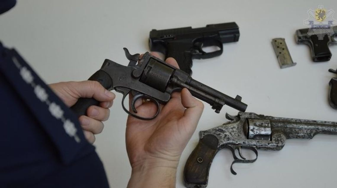 56-latek z Tczewa trzymał w mieszkaniu broń bez zezwolenia. Chciał popełnić samobójstwo... 56-latek z Tczewa trzymał w mieszkaniu broń bez zezwolenia. Chciał popełnić samobójstwo...