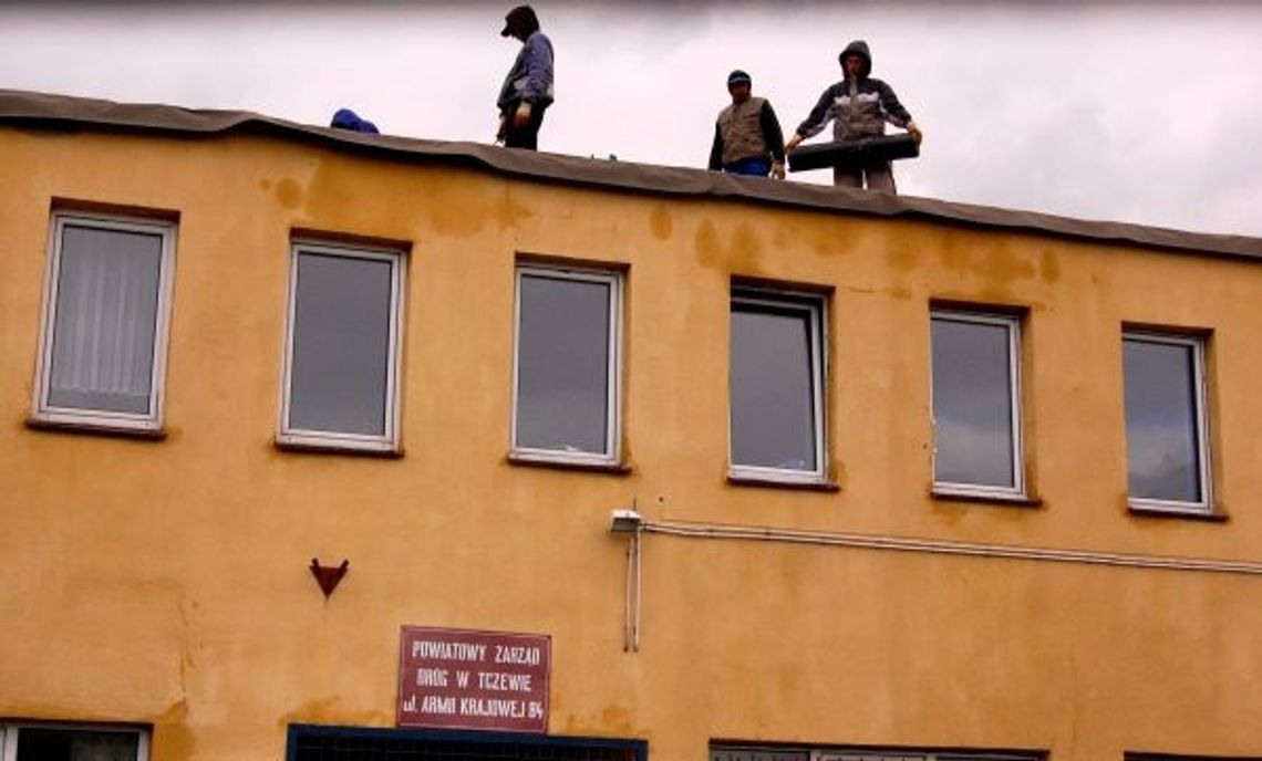 70 m kw. pokrycia dachu Powiatowego Zarządu Dróg w Tczewie uległo zniszczeniu. Dokumenty i komputery - zabezpieczone 70 m kw. pokrycia dachu Powiatowego Zarządu Dróg w Tczewie uległo zniszczeniu. Dokumenty i komputery - zabezpieczone