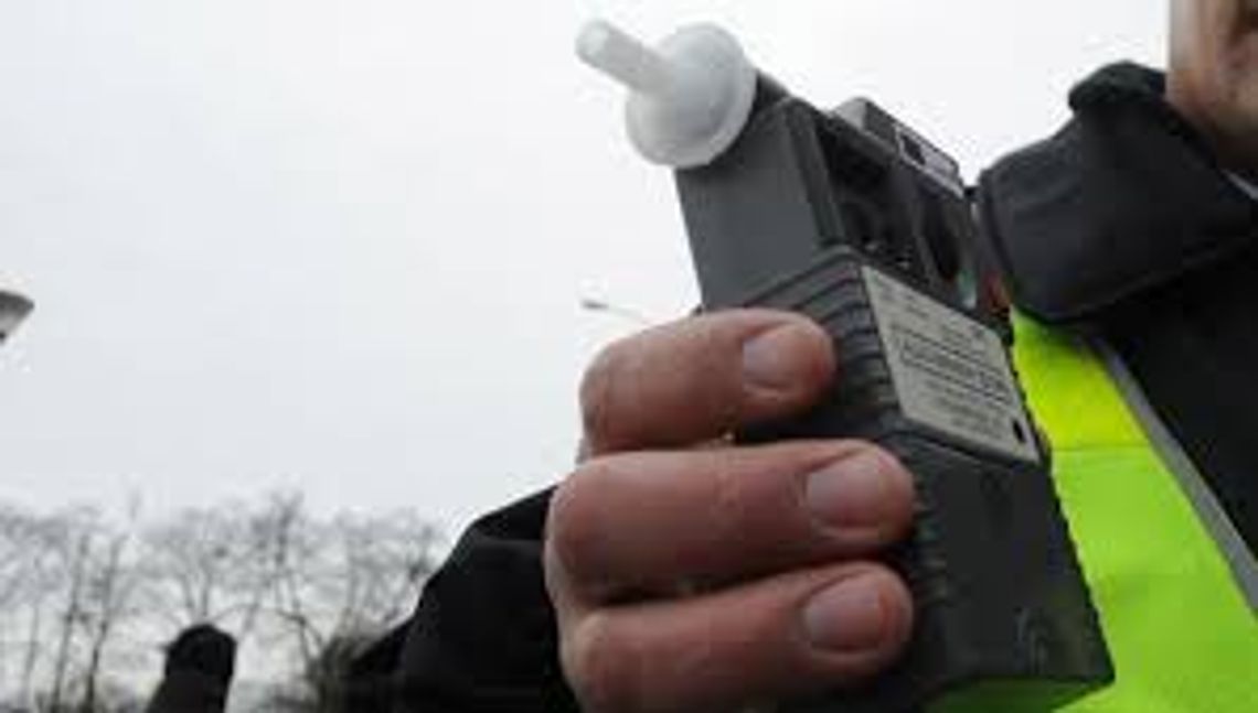 73-latek na motorze - "po pijaku" do rowu 73-latek na motorze - "po pijaku" do rowu